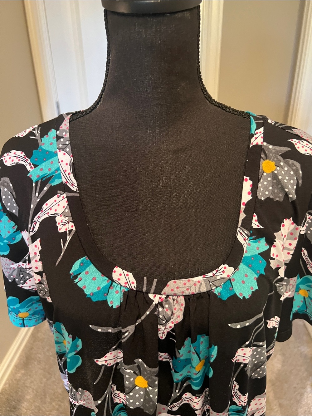 Black Floral Scoop Neck Tunic with Teal and White Blooms Size 3X - Picture 3 of 8